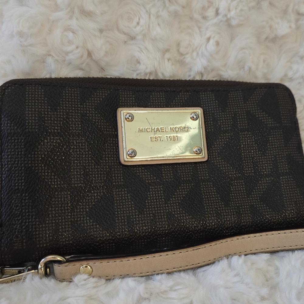 Michael Kors wrestlet